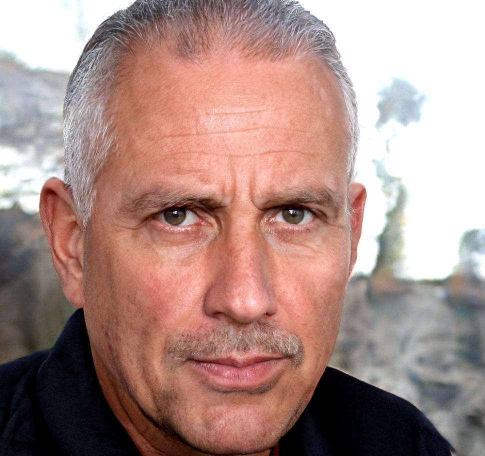 Ritratto di Luca Santarelli, coordinatore dei programmi di meditazione familiare