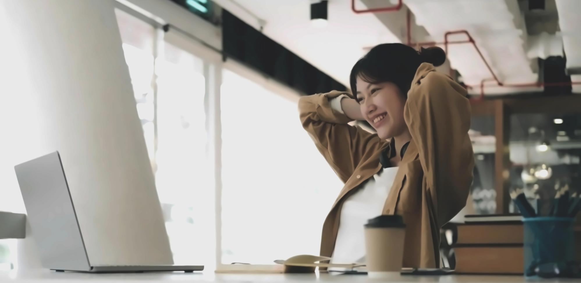 Spazio dedicato alla meditazione familiare con cuscini e ambiente tranquillo